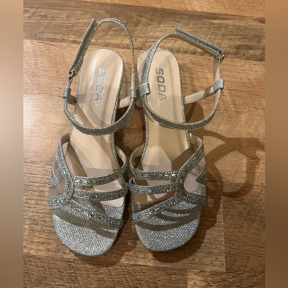 Girls silver dress shoes, size 4.